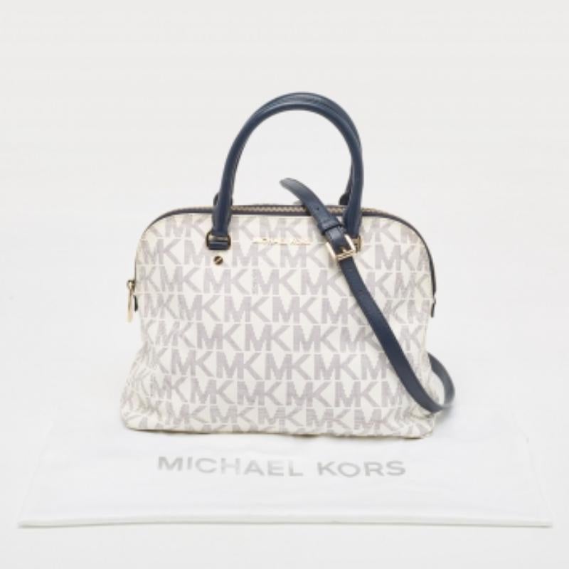 Michael Kors Bolso grande Cindy Dome de lona revestida y piel azul/blanco Signature en Bueno estado para la venta en Dubai, Al Qouz 2