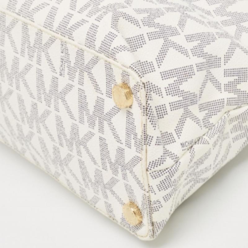 Michael Kors Bolso grande Cindy Dome de lona revestida y piel azul/blanco Signature en venta 4