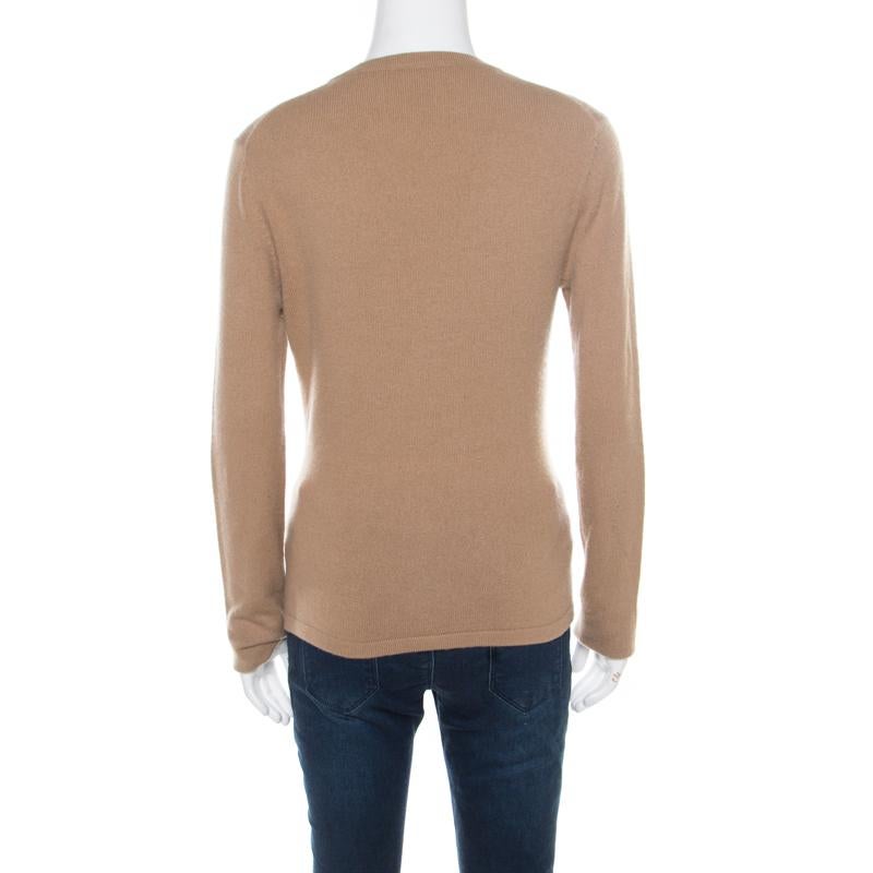Smart and modern are two words that pretty much define this Michael Kors cardigan. It is a beautiful creation in a brown hue. The cardigan is cut to perfect shape from cashmere. It features long sleeves and buttoned closure. A gorgeous casual option