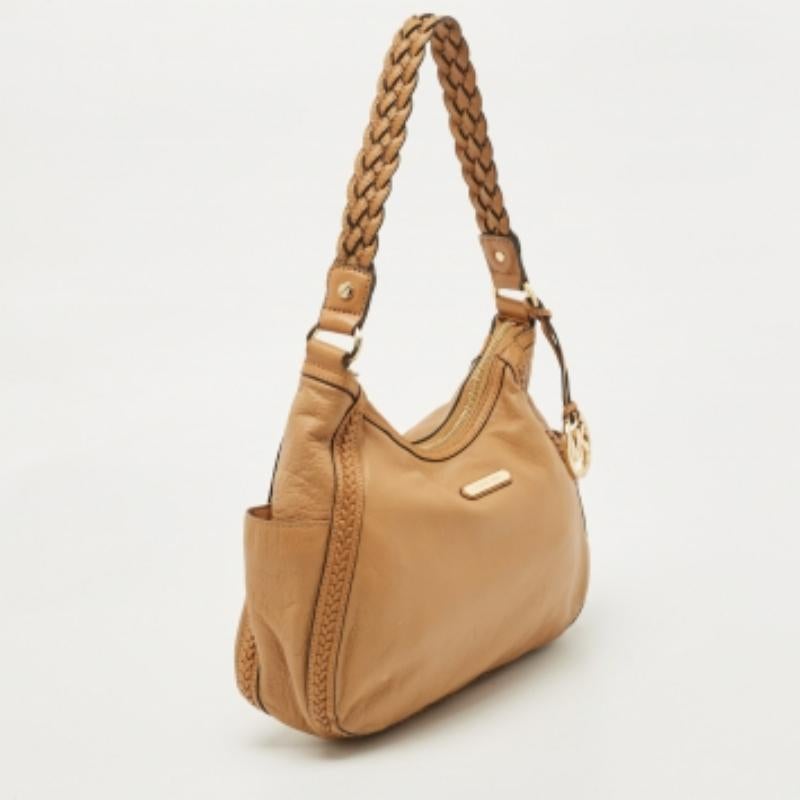Diese MK Hobo ist so geschnitten, dass sie Finesse und Funktionalität ausstrahlt und Ihr Ensemble stilvoll vervollständigt. Er verfügt über ein gut verarbeitetes Äußeres in einem schönen Farbton und einen geräumigen Innenraum. Verleihen Sie Ihren