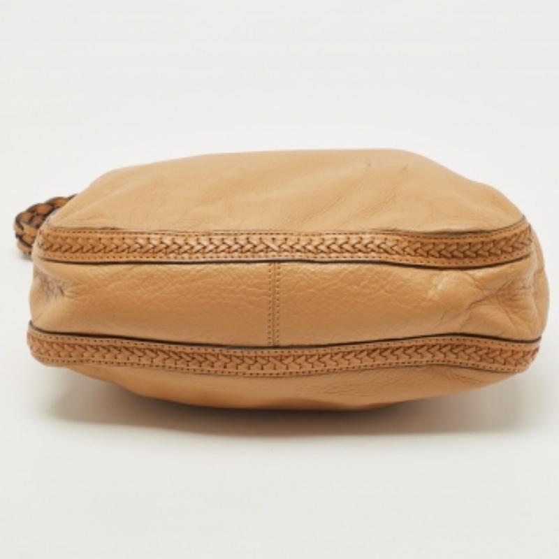 Michael Kors Hobo aus braunem Leder mit geflochtenem Griff im Zustand „Gut“ im Angebot in Dubai, Al Qouz 2