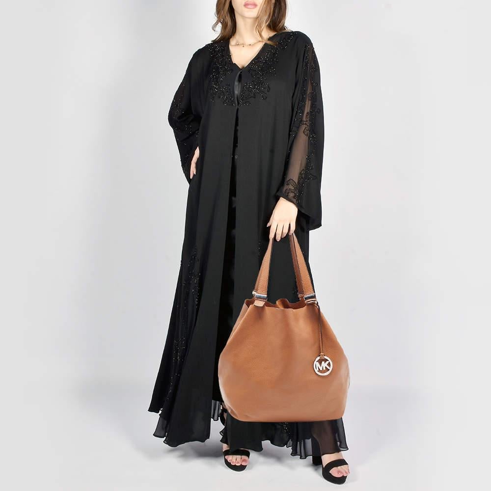 This alluring tote bag for women has been designed to assist you on any day. Convenient to carry and fashionably designed the tote is cut with skill and sewn into a great shape. It is well equipped to be a reliable accessory.