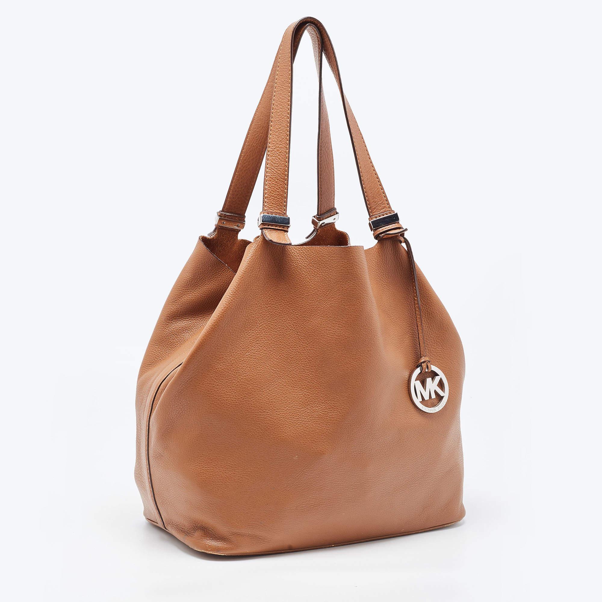 Michael Kors Brown Leather Bucket Tote In Fair Condition For Sale In Dubai, Al Qouz 2