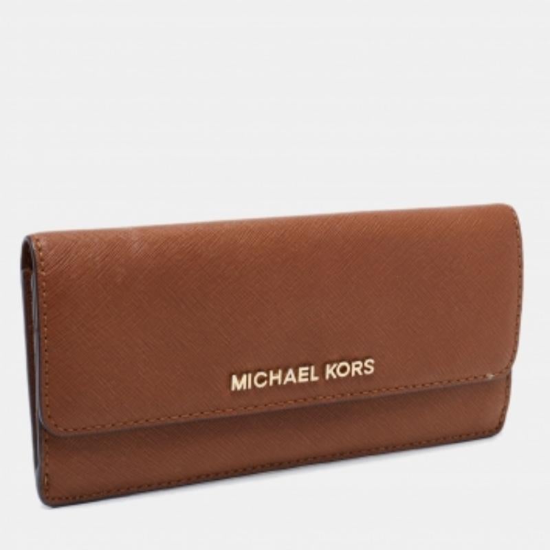 Ce portefeuille continental de Michael Kors vous permet de ranger vos objets essentiels. Confectionné en cuir, ce portefeuille marron présente le détail de la marque sur le rabat et un intérieur bien conçu pour abriter vos essentiels monétaires.