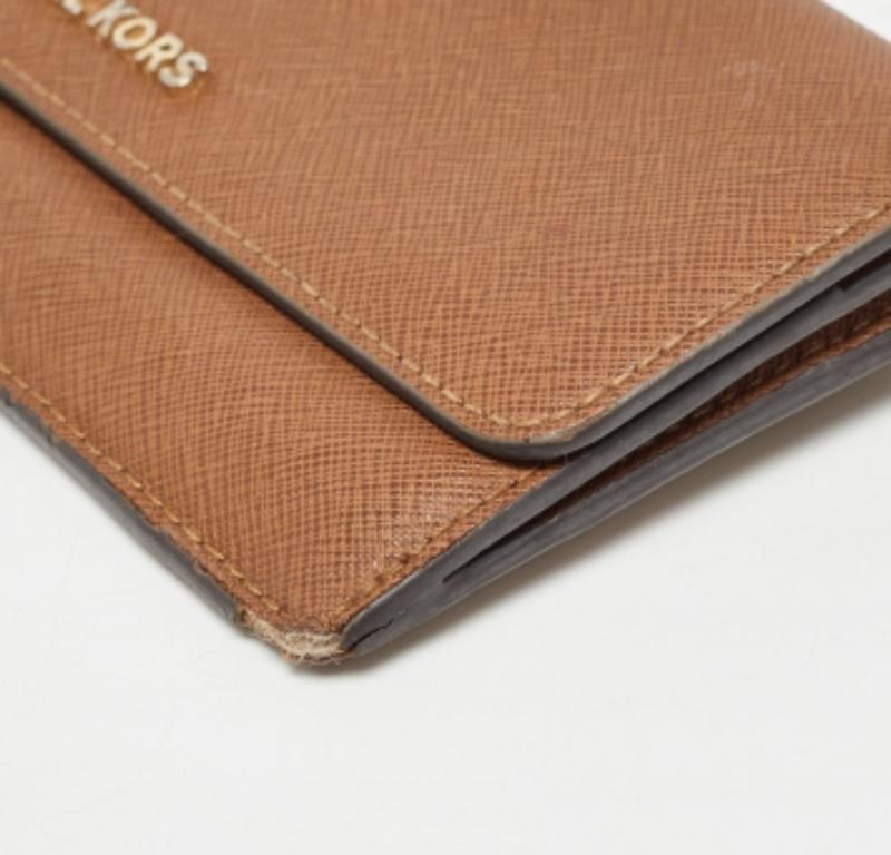 Cartera continental de piel marrón Michael Kors en Bastante bueno estado para la venta en Dubai, Al Qouz 2