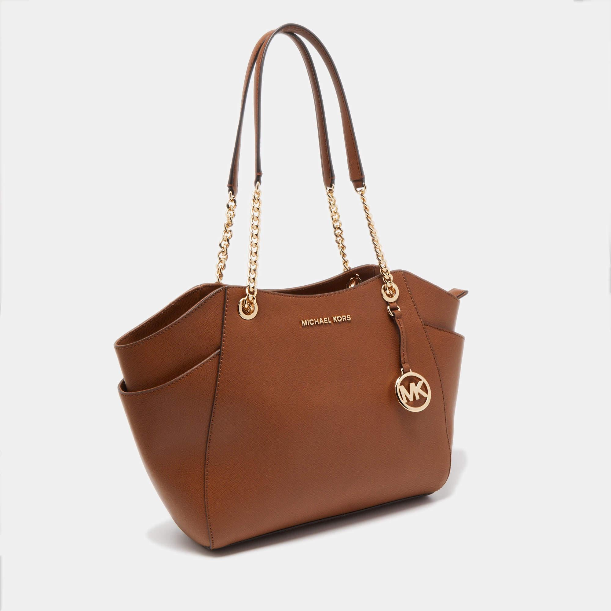 Timelessly elegant and stylish, Michael Kors's collections capture the effortless, nonchalant finesse of the modern woman. Crafted from leather, this chic Jet Set tote features a spacious interior. The sleek, understated silhouette is punctuated