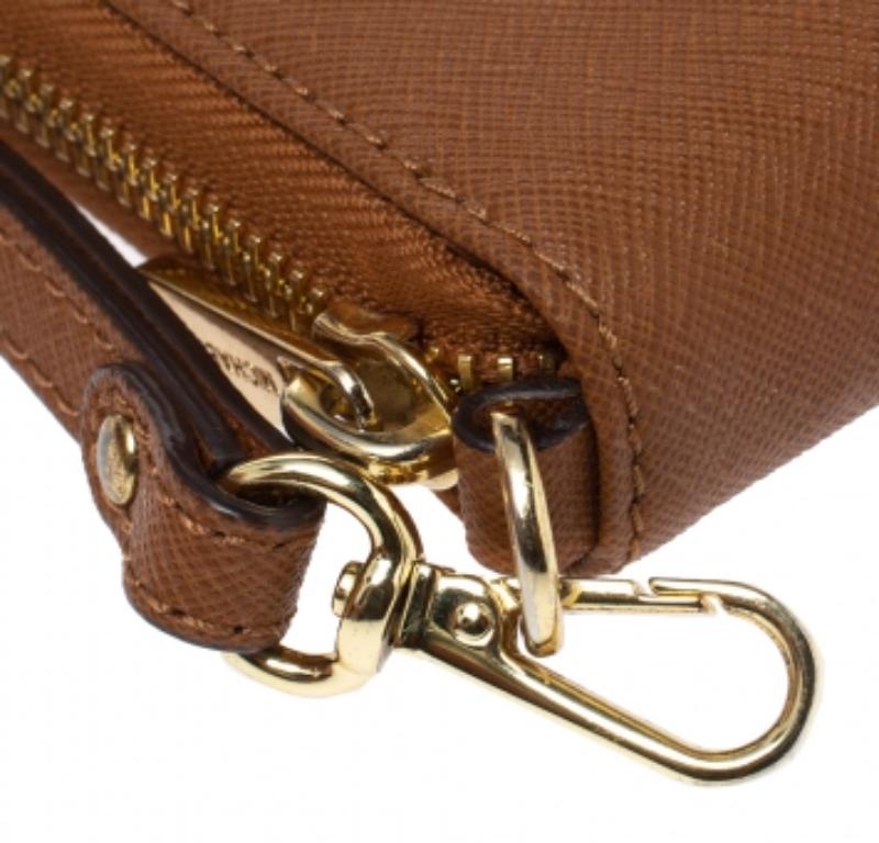 Michael Kors Brown Leather Jet Set Zip Around Wristlet Wallet In Good Condition For Sale In Dubai, Al Qouz 2
