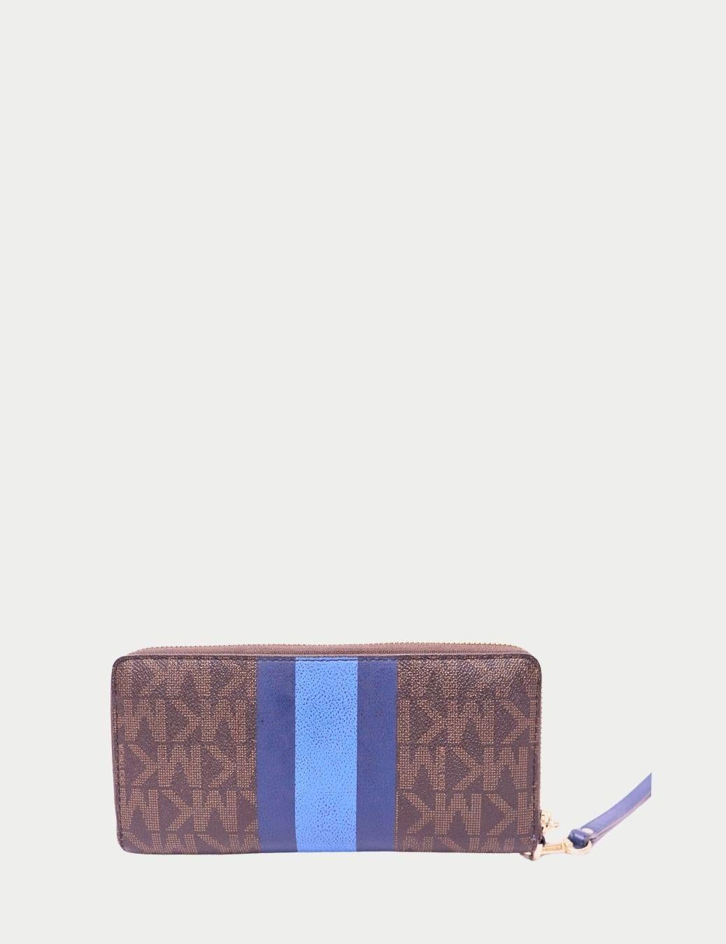Michael Kors Portafoglio con zip Monogram marrone con striscia blu e cinturino da polso In condizioni discrete in vendita a Amman, JO