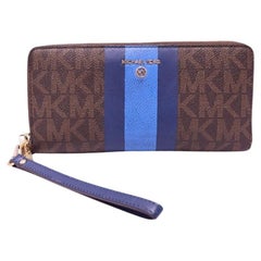 Michael Kors Portafoglio con zip Monogram marrone con striscia blu e cinturino da polso