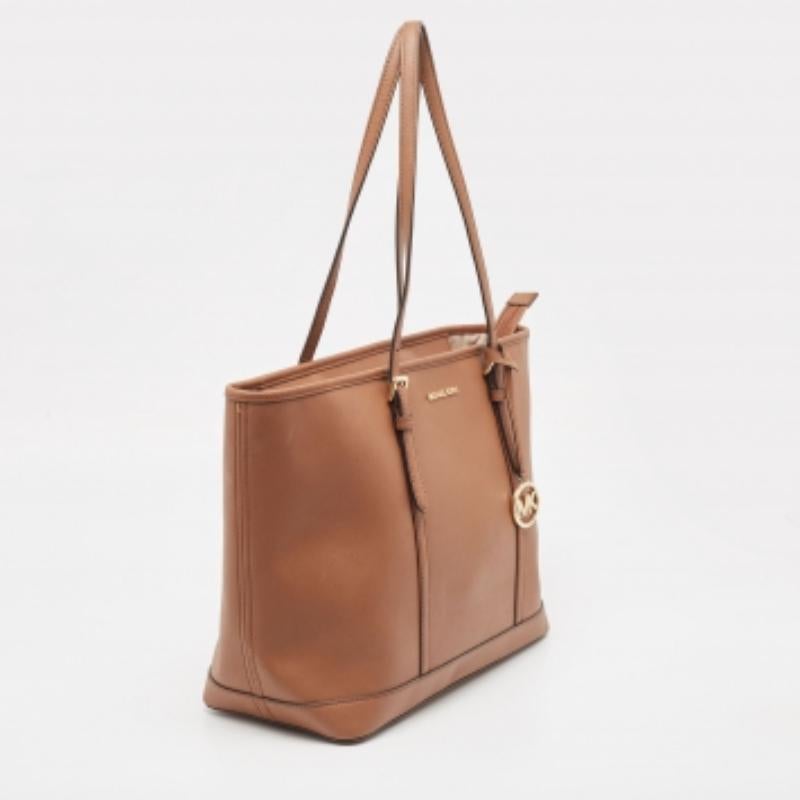 Gönnen Sie sich Luxus mit dieser MK-Tasche. Sorgfältig aus hochwertigen Materialien gefertigt, vereint es exquisites Design, tadellose Handwerkskunst und zeitlose Eleganz. Erhöhen Sie Ihren Stil mit diesem modischen Accessoire.