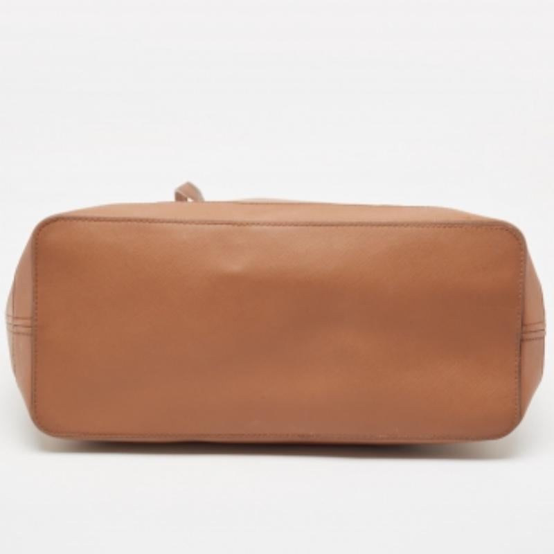 Michael Kors Brown Saffiano Leder Jet Set Reisetasche (Braun) im Angebot