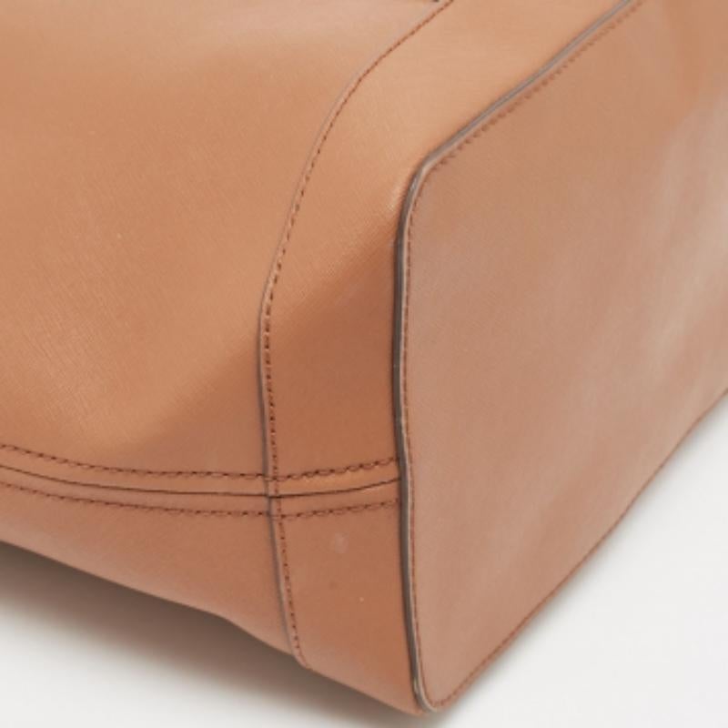 Michael Kors Brown Saffiano Leder Jet Set Reisetasche im Zustand „Gut“ im Angebot in Dubai, Al Qouz 2