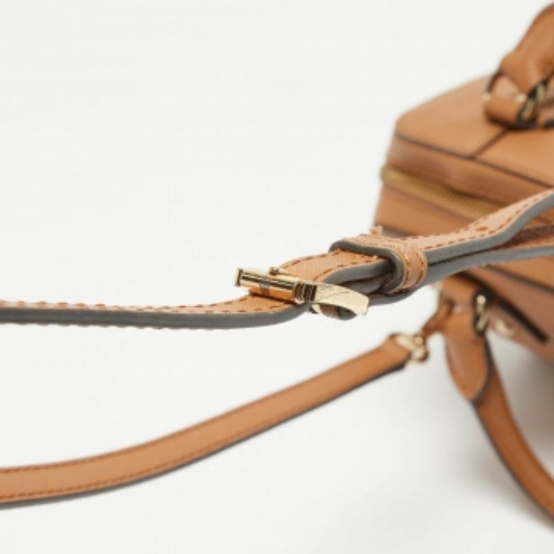 Wenn Sie auf der Suche nach etwas sind, das Schick und Luxus widerspiegelt, dann ist diese Tasche die perfekte Wahl. Die aus hochwertigen Materialien gefertigte Tasche lässt sich bequem transportieren, und ihr Innenraum ist geräumig genug, um Ihre