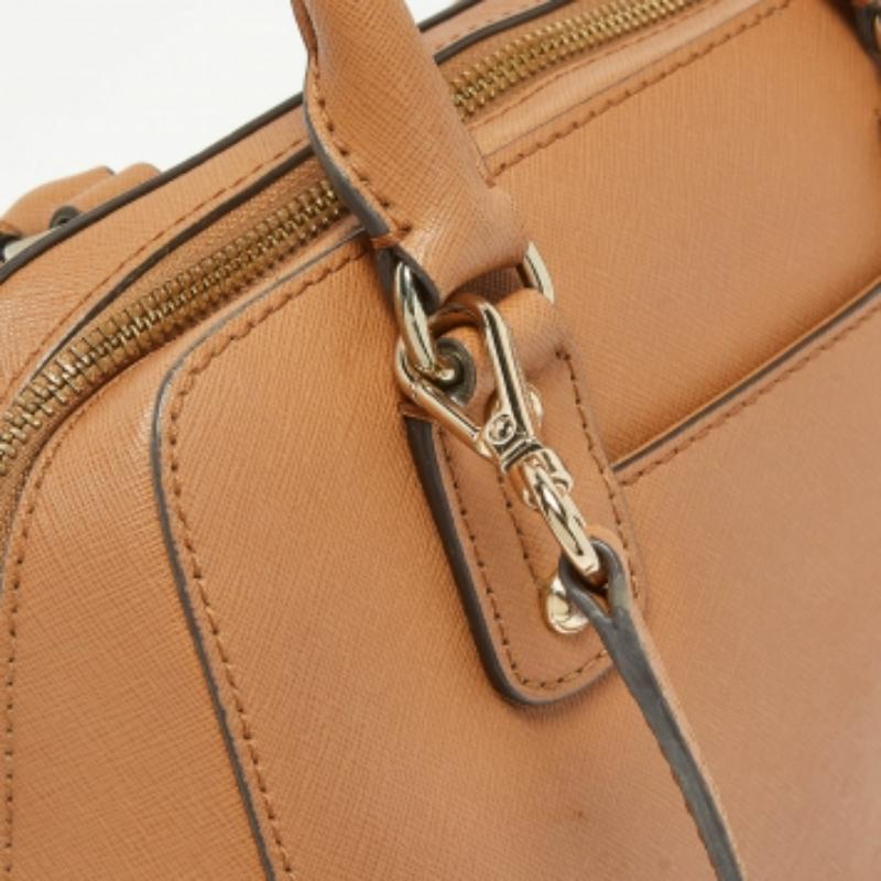 Michael Kors Brown Saffiano Leder Logo Satchel im Zustand „Gut“ im Angebot in Dubai, Al Qouz 2