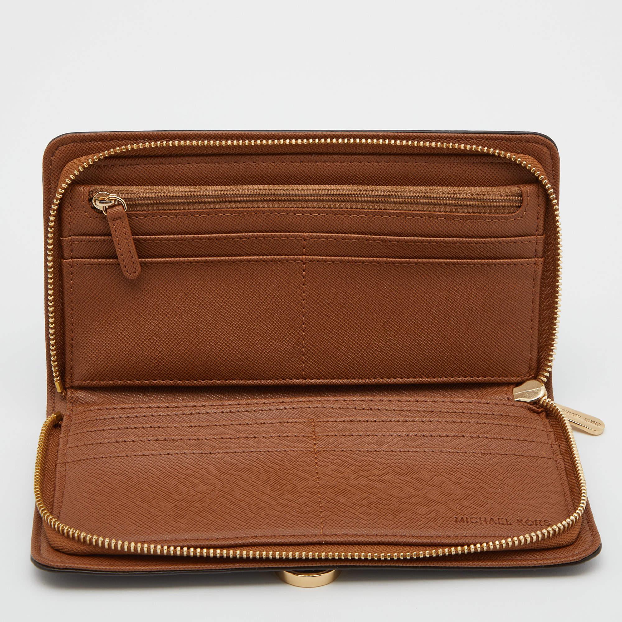 Compatto ed elegante  questo portafoglio Michael Kors sarà il tuo compagno di viaggio preferito. Progettato con materiali di qualità  il suo interno è diviso in diversi scomparti per conservare perfettamente le tue carte e i tuoi contanti.