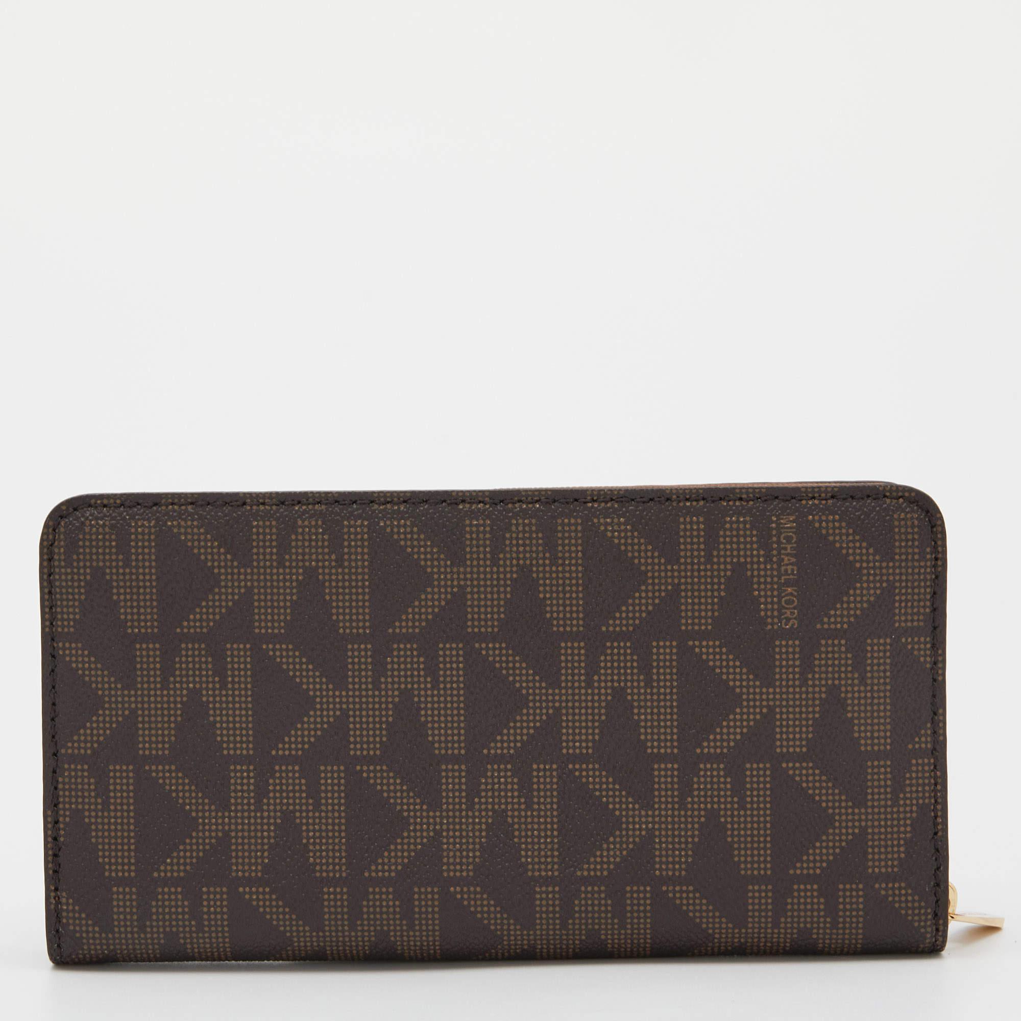 Donna Michael Kors Portafoglio con cerniera in tela Coates marrone Signature in vendita