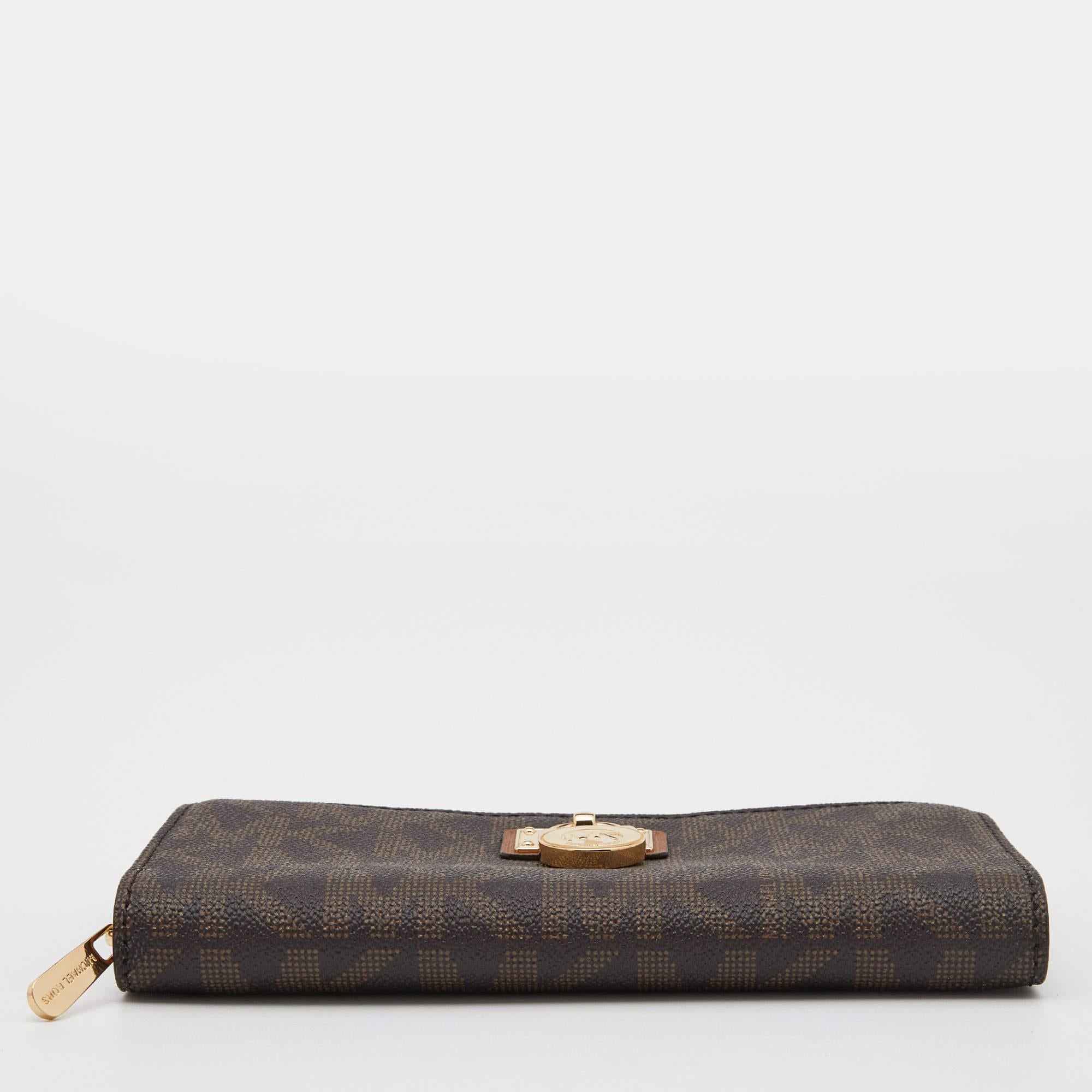 Michael Kors Portafoglio con cerniera in tela Coates marrone Signature in vendita 2