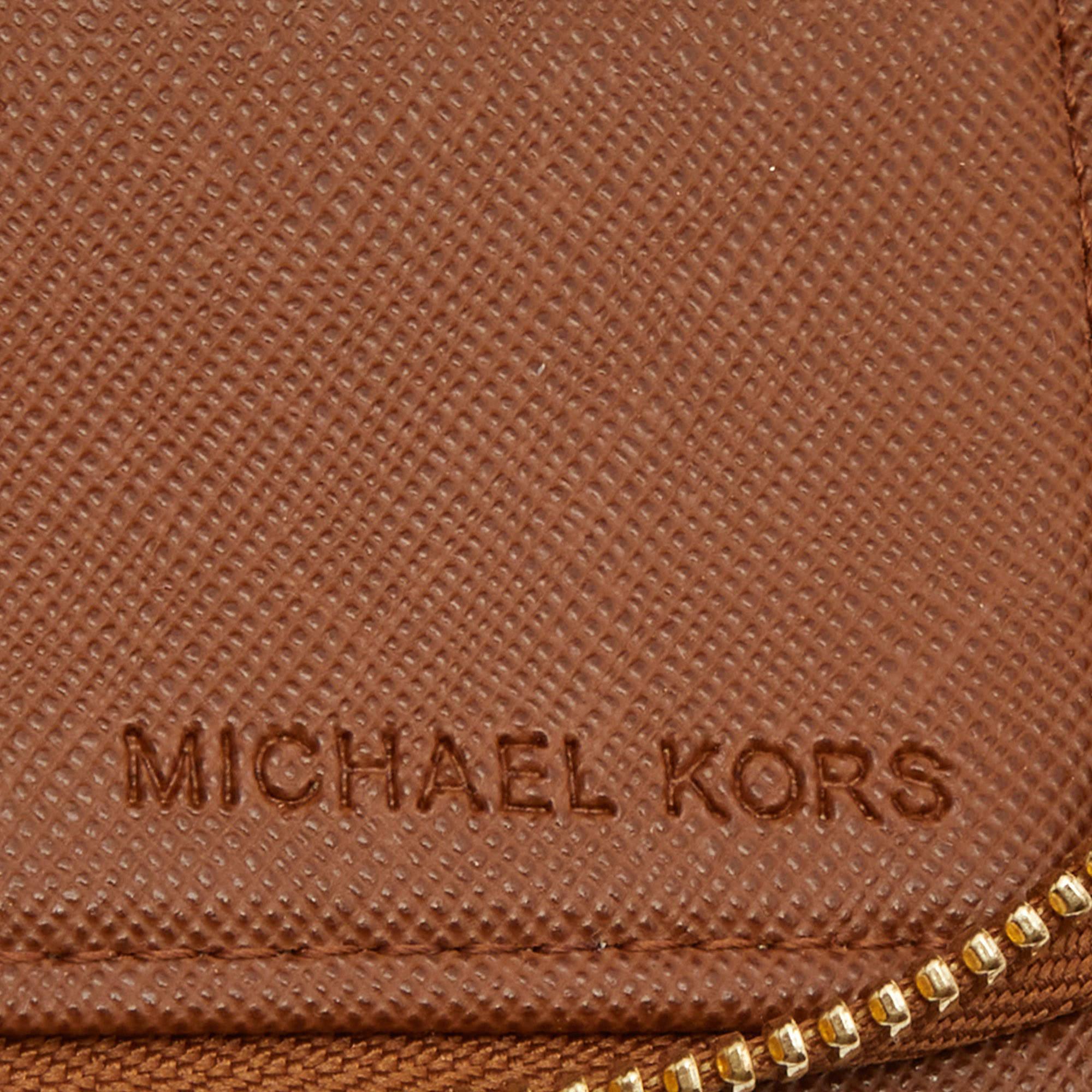 Michael Kors Portafoglio con cerniera in tela Coates marrone Signature in vendita 3