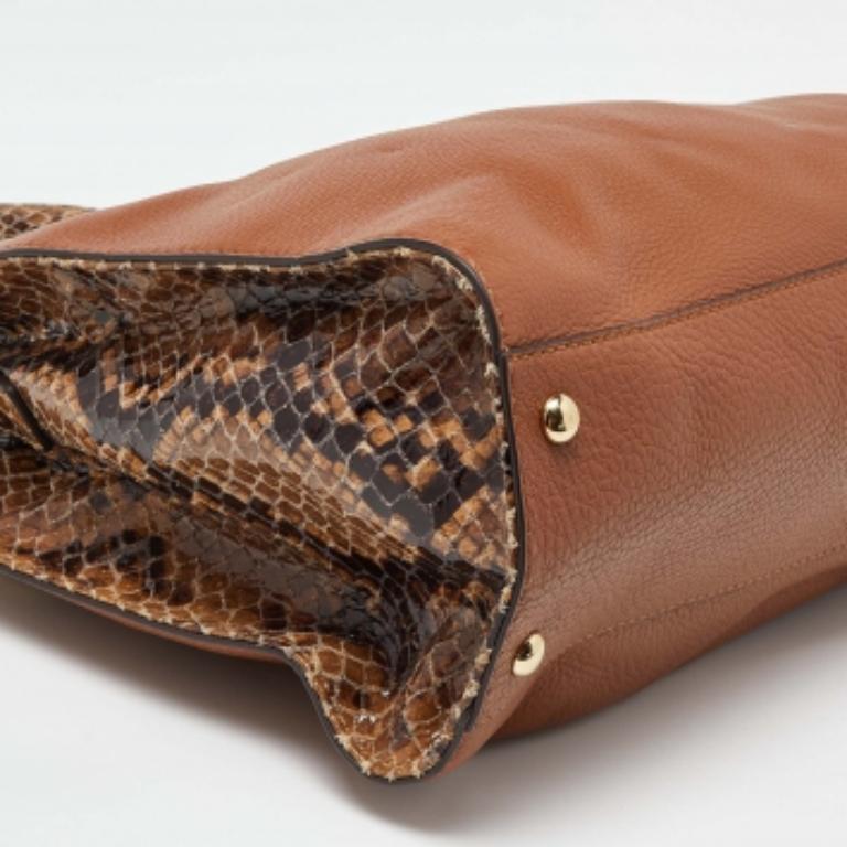 Michael Kors Tote Hamilton de piel de serpiente marrón en relieve en venta 6