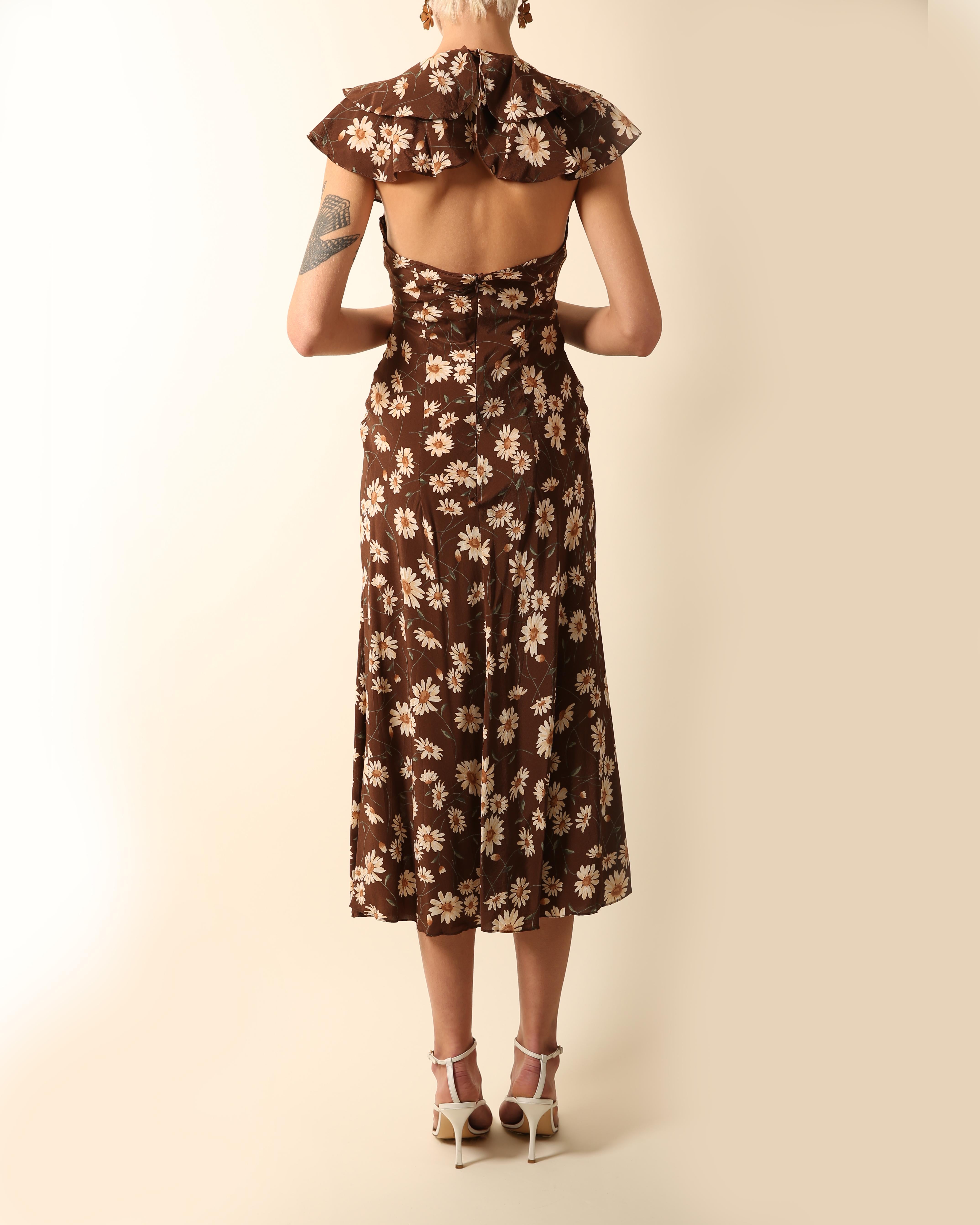 Collezione Michael Kors
Un abito stile tè splendidamente femminile in marrone con stampa di margherite bianche, beige e verdi.
Collo oversize con volant
Taglio senza schienale
Lunghezza midi
Si chiude dietro al collo tramite due bottoni
Zip