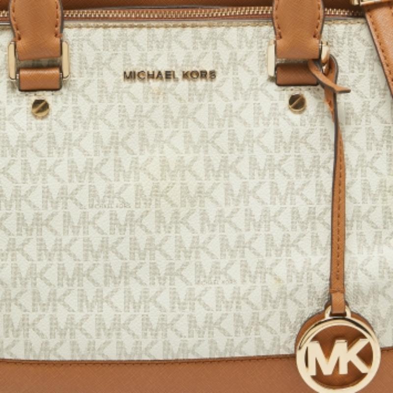 Si busca algo que refleje elegancia y lujo, esta cartera es una elección perfecta. Fabricada con materiales de primera calidad, puede transportarse cómodamente y su interior es espacioso para guardar sus pertenencias con facilidad.