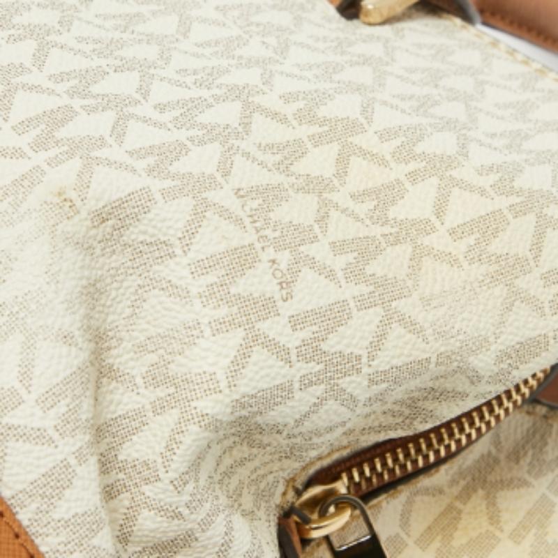 Cartera Savannah de Michael Kors en lona revestida y piel marrón/blanca con la firma de la marca en Bastante bueno estado para la venta en Dubai, Al Qouz 2