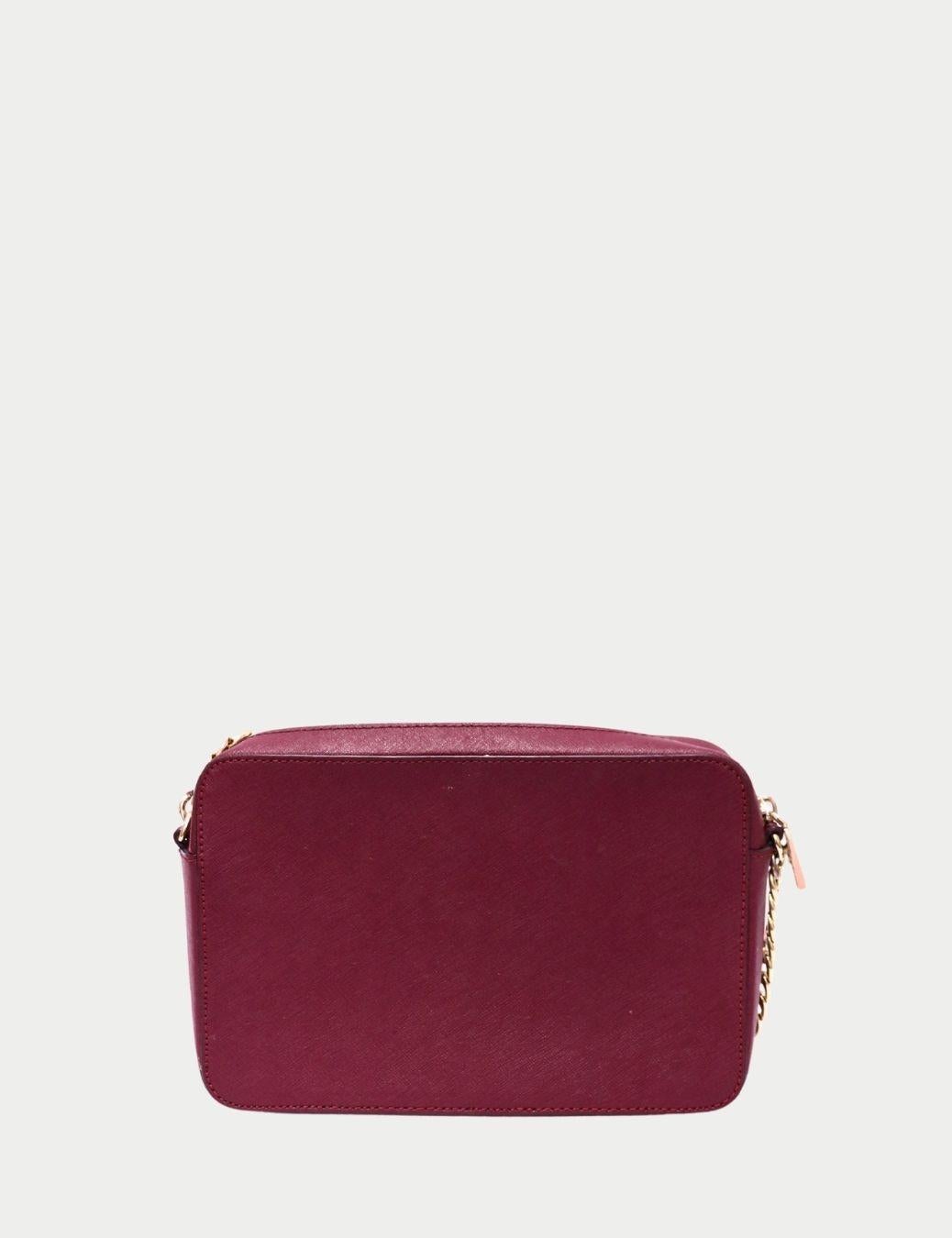 Michael Kors Borsa a tracolla in pelle saffiano bordeaux con tracolla a catena dorata In condizioni ottime in vendita a Amman, JO