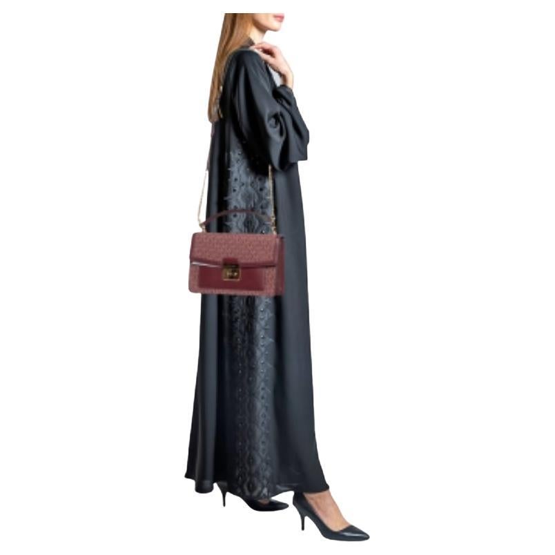 Los bolsos de diseño son los compañeros ideales para un sinfín de ocasiones Aquí tenemos una pieza que aúna moda y funcionalidad, elaborada con precisión. Está equipado con un interior de buen tamaño en el que caben fácilmente todos tus objetos