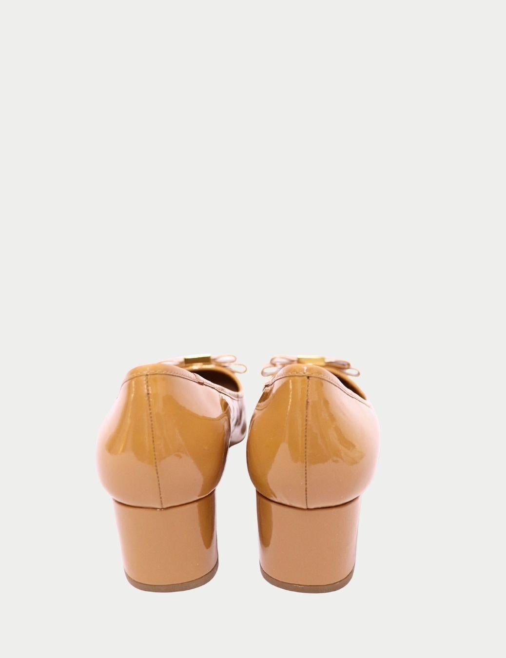 Michael Kors - Escarpins en cuir verni caramel avec nœud

Ces escarpins en cuir verni caramel Michael Kors offrent une élégance intemporelle avec une touche de modernité. Conçue dans un ton neutre et chaud qui s'adapte à toutes les garde-robes,