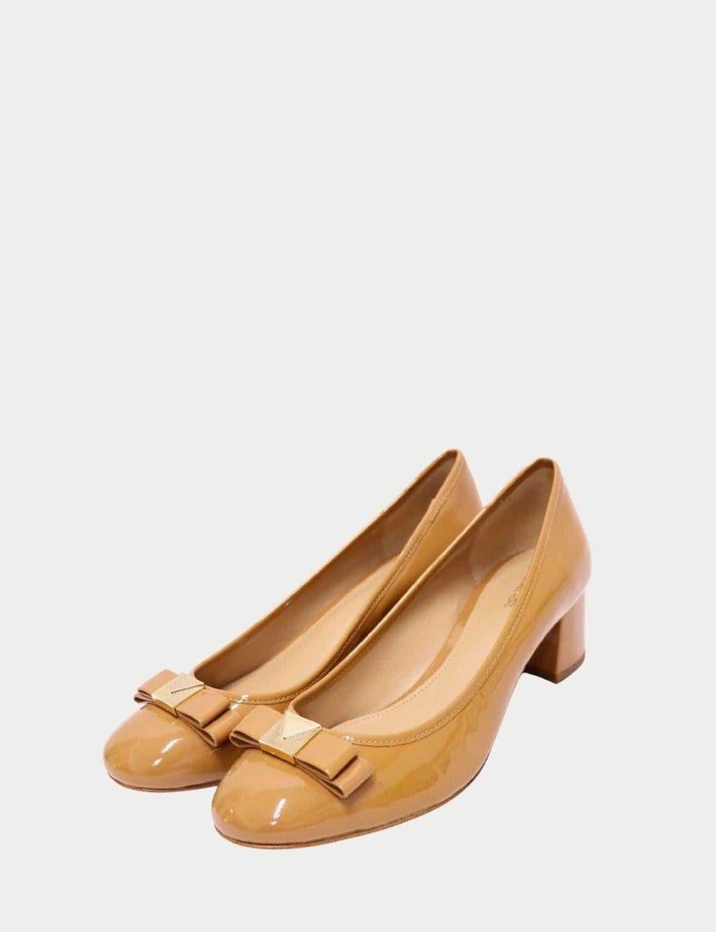 Marron Michael Kors Caramel Patent Leather Pumps with Bow Detail - EU 38.5 en vente