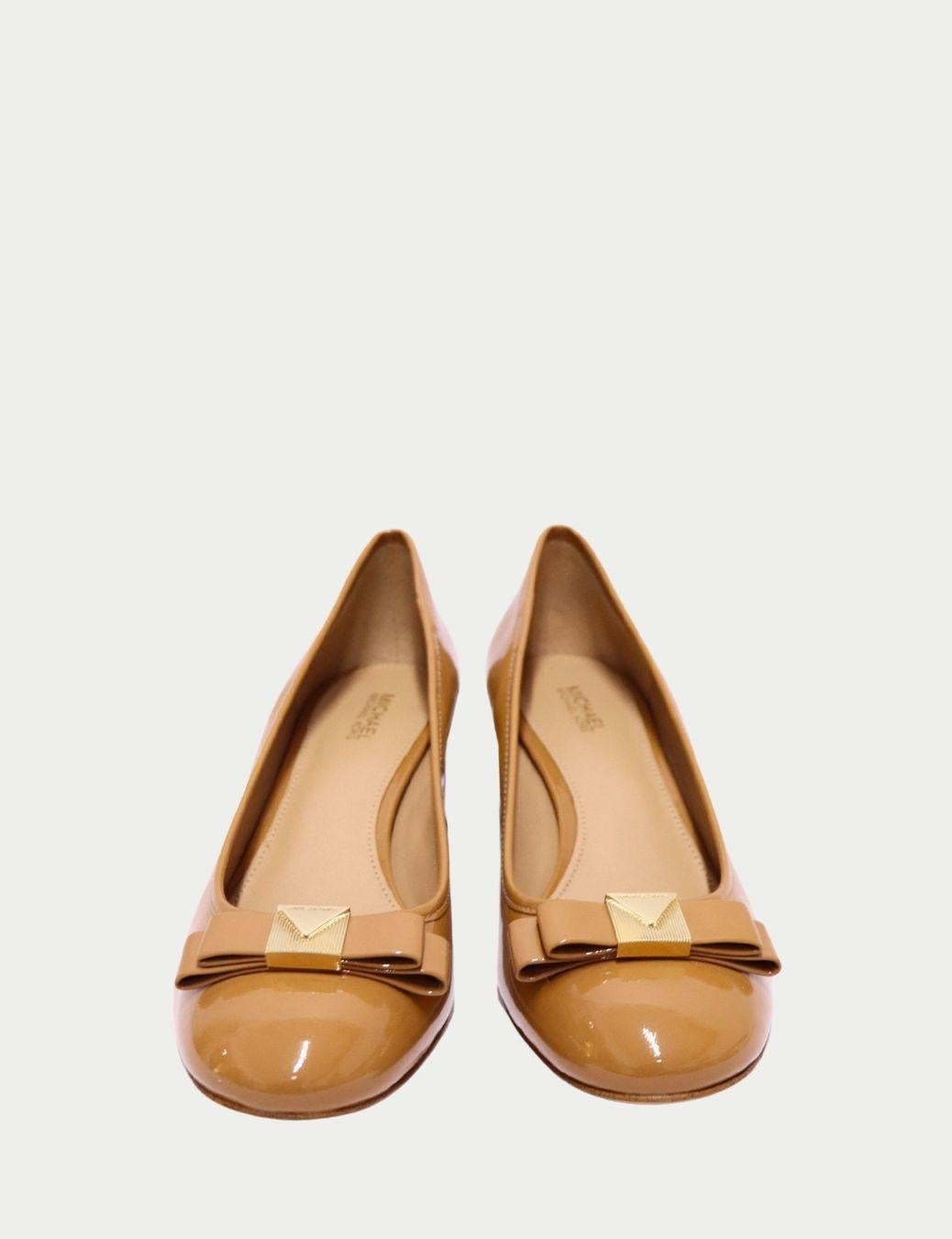Michael Kors Caramel Patent Leather Pumps with Bow Detail - EU 38.5 Pour femmes en vente