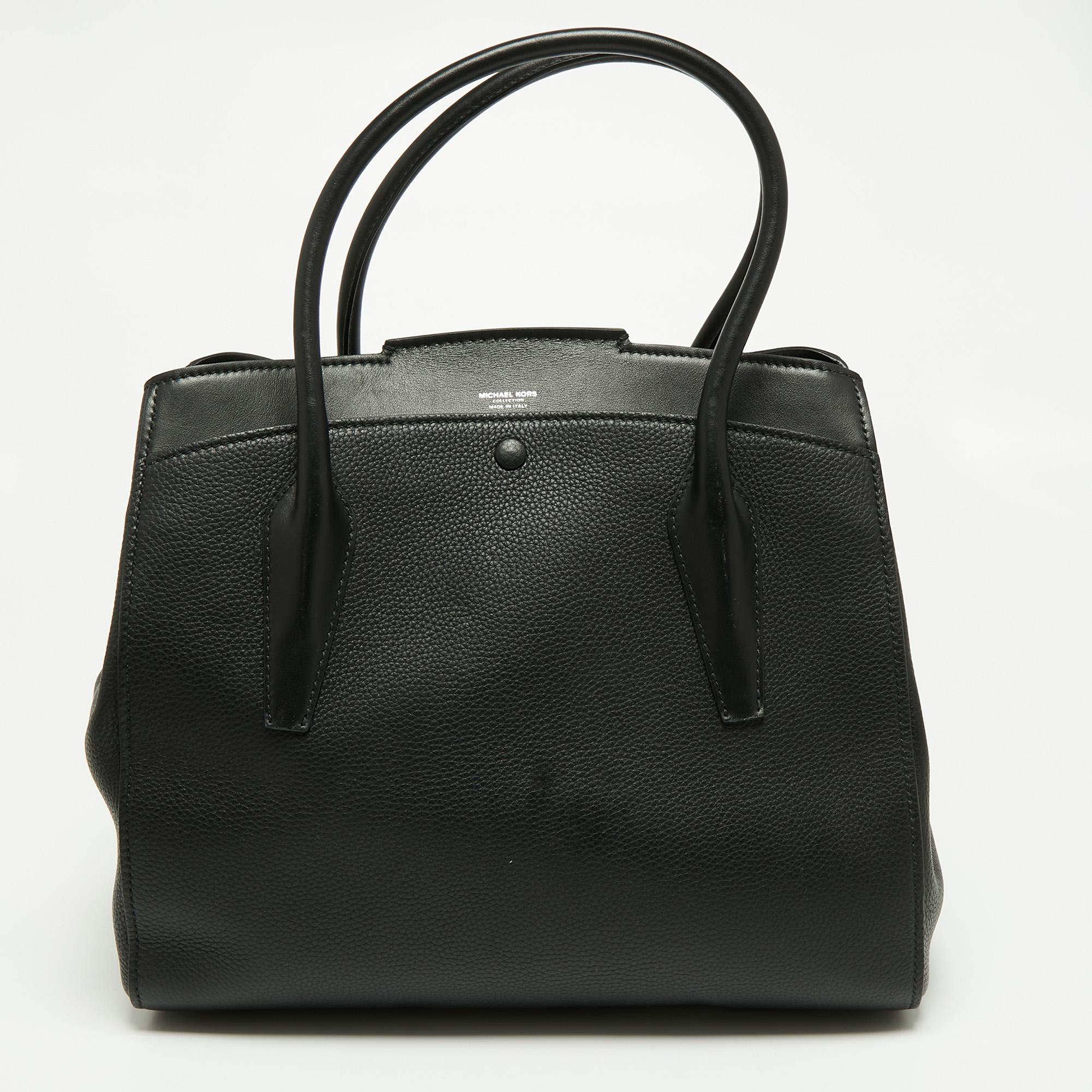 This Blancroft tote from Michael Kors Collection is great for everyday use. It is designed using black leather, which is embellished with silver-tone hardware. It showcases two handles and a fabric-lined interior. This tote will make you look classy