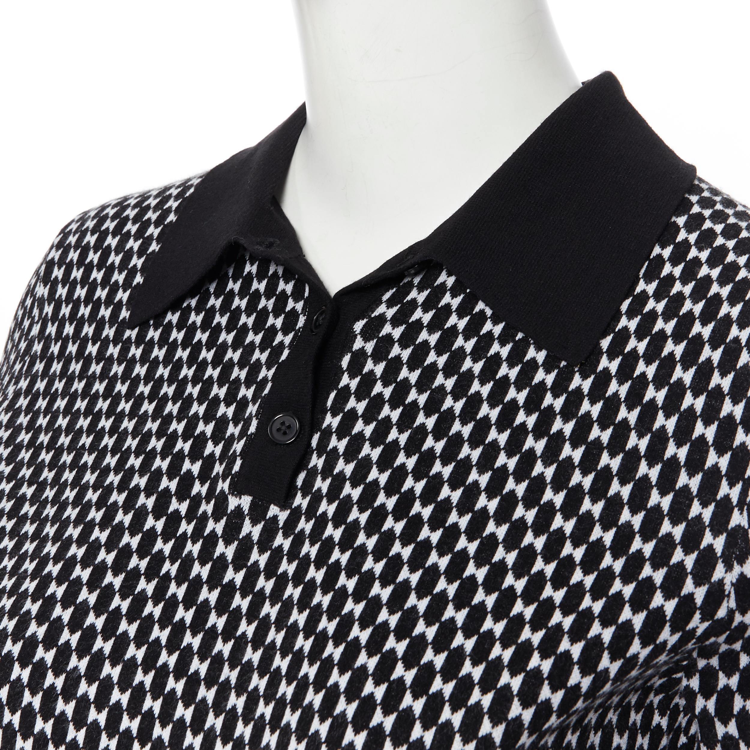 MICHAEL KORS COLLECTION black white geometric stretch knit polo shirt top XS
Brand: Michael Kors
Designer: Michael Kors
Model Name / Style: Polo top
Material: Viscose, polyester
Color: Black
Pattern: Geometric
Extra Detail: Button spread polo