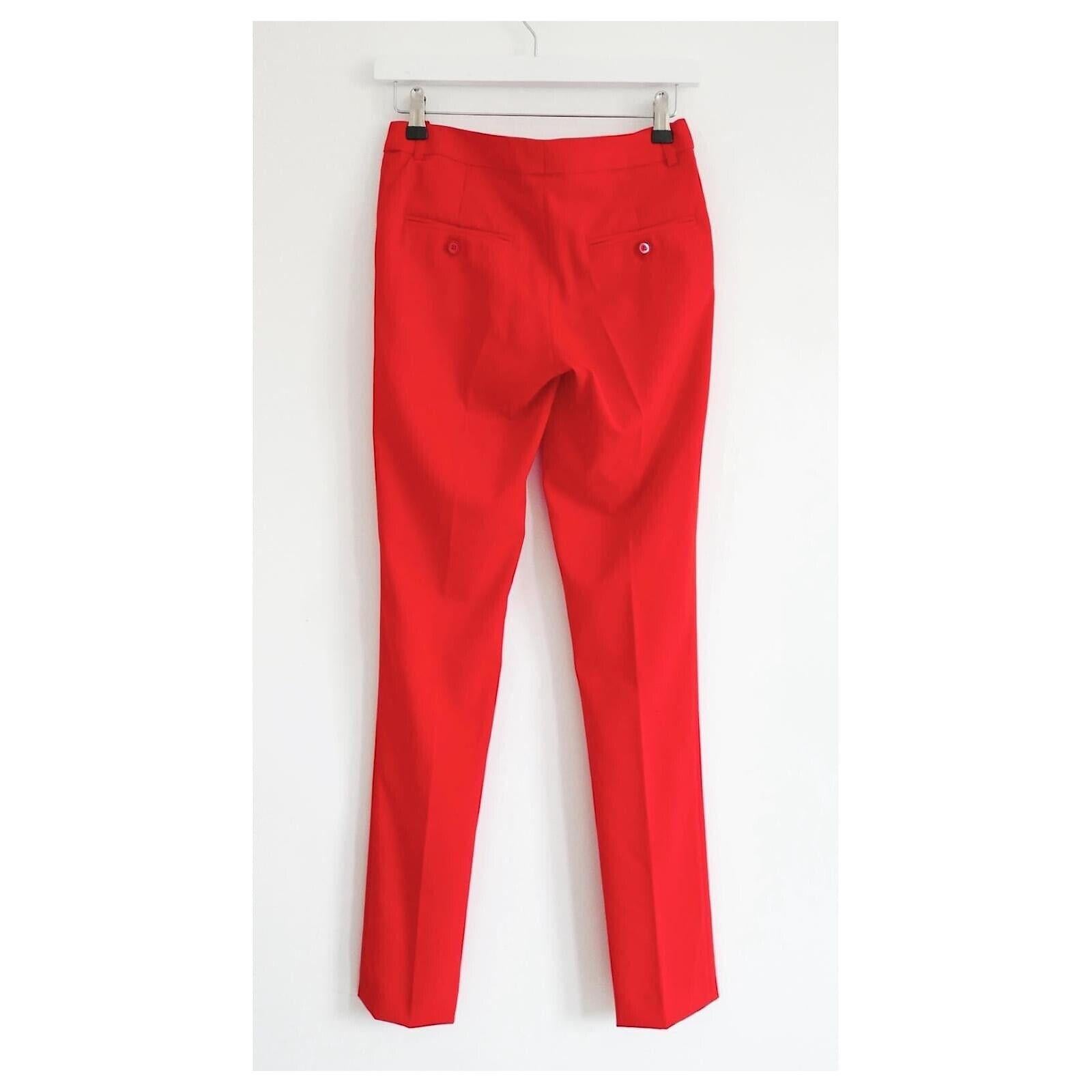 Pantalon rouge vibrant de la Collection S de Michael Kors. Acheté pour £550 et porté une fois. Confectionnée en crêpe rouge vif, elle présente des jambes droites, 4 poches et une taille basse. Taille US0/UK4 et convient à une taille supérieure.