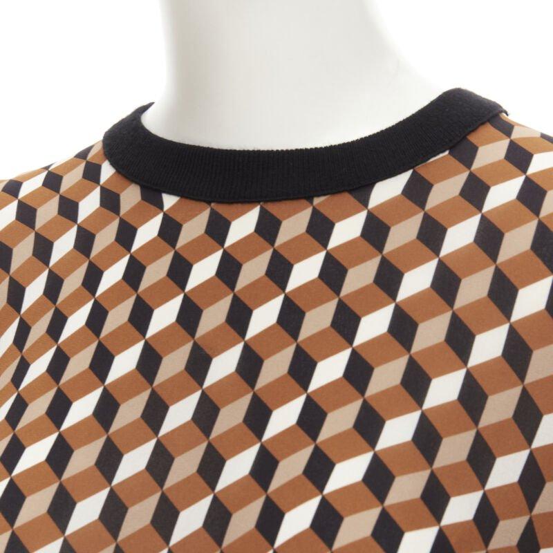MICHAEL KORS COLLECTION Brauner Merinowolle-Würfelständer mit Würfeldruck aus Seide XS
Referenz: LNKO/A01950
Marke: Michael Kors
Designer: Michael Kors
MATERIAL: Wolle, Seide
Farbe: Braun
Muster: Geometrisch
Zusätzliche Details: Gestreifte
