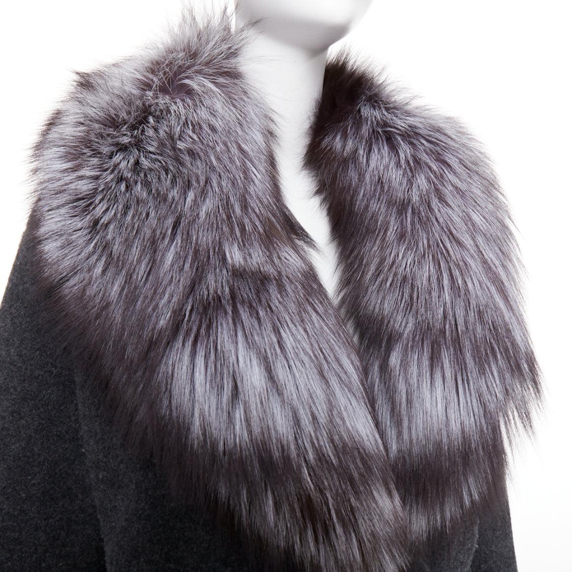 MICHAEL KORS COLLECTION abrigo gris con cuello de piel y cremallera lateral de lana gris oscuro en venta 3