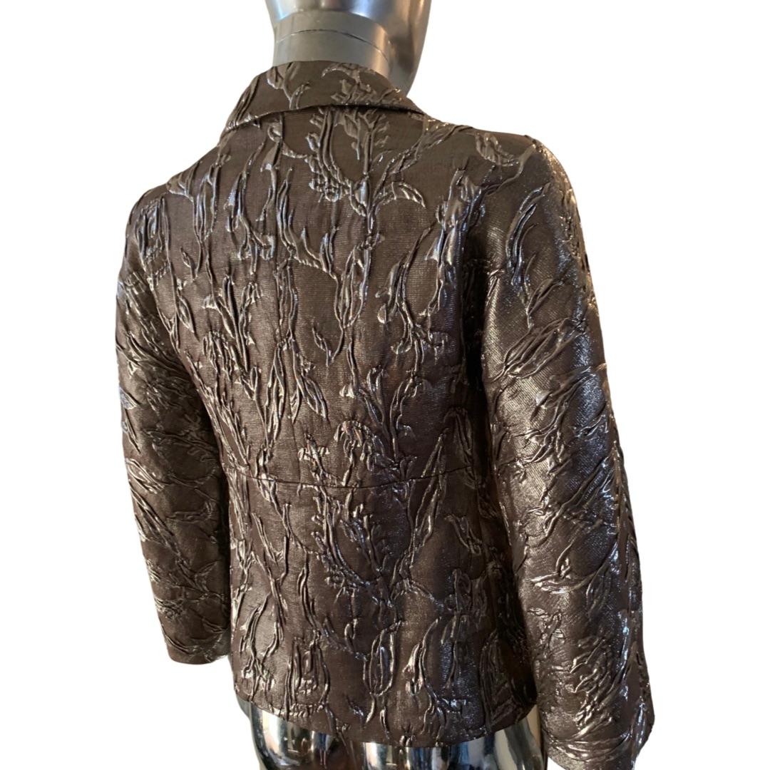 This jacket was from the runway group of Michael Kors high end collection made in Italy. The jacket it expertly cut with pleat detail and side pockets and chic 3/4 sleeves.It has 2 large signature Michael Kors buttons in brown as closure. size 6.