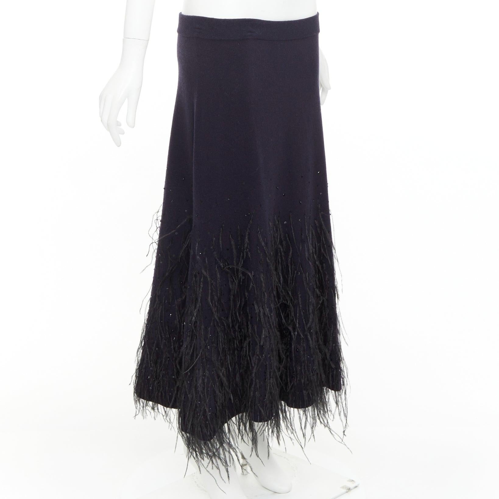 MICHAEL KORS COLLECTION Schwarzer gestrickter Rock mit Paillettenbesatz und Straußenfedern Damen im Angebot