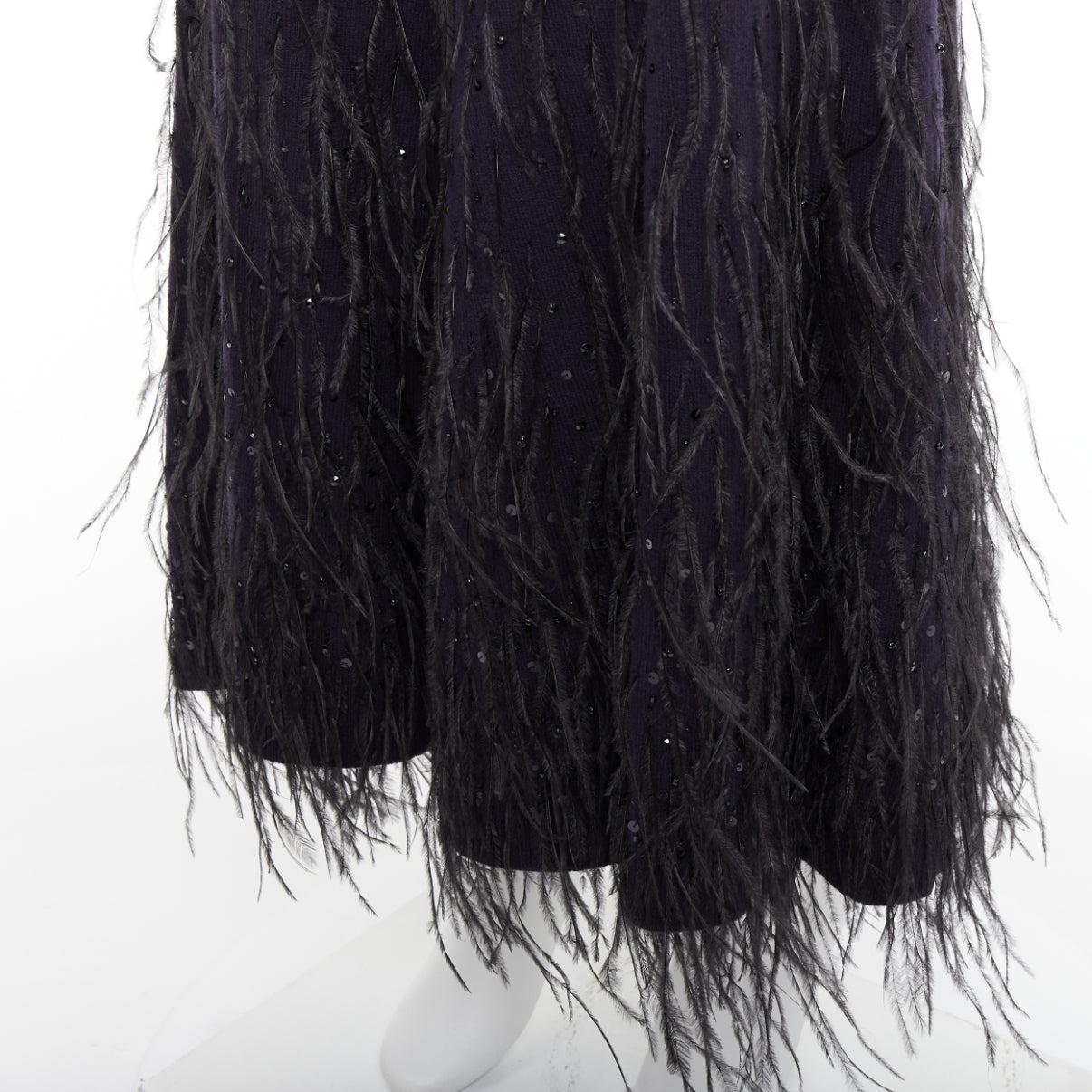 MICHAEL KORS COLLECTION Schwarzer gestrickter Rock mit Paillettenbesatz und Straußenfedern im Angebot 4