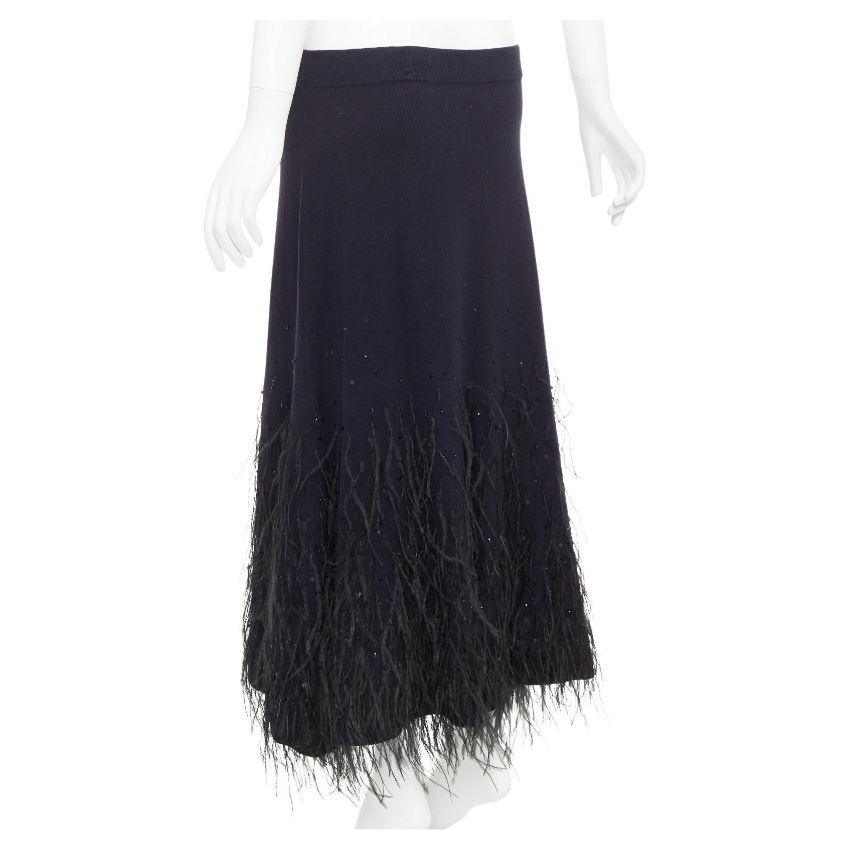 MICHAEL KORS COLLECTION Schwarzer gestrickter Rock mit Paillettenbesatz und Straußenfedern im Angebot