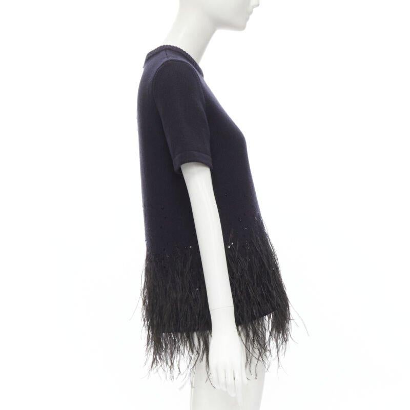 MICHAEL KORS COLLECTION marineblauer Kaschmirpullover mit Paillettenbesatz und Federn XS im Zustand „Hervorragend“ im Angebot in Hong Kong, NT