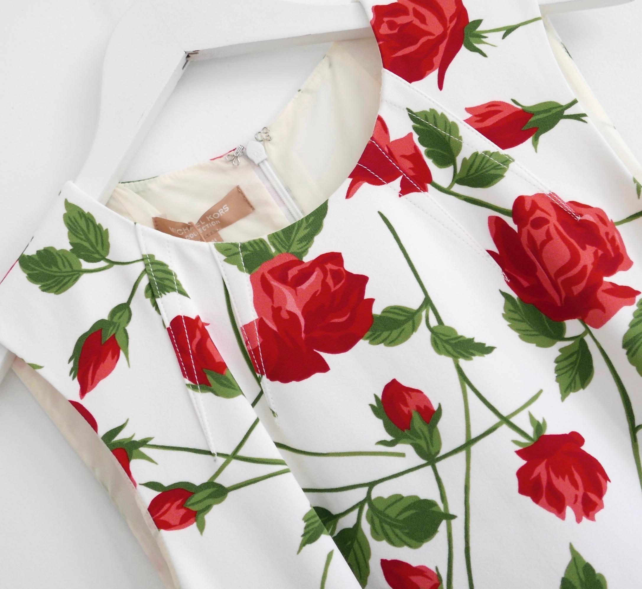 Precioso vestido con estampado de rosas de la colección Michael Kors, comprado por 1.750 ¤ y nuevo con etiquetas. Confeccionada en crepé suave y elástico de rayón y elastano con un vivo estampado de rosas rojo carmesí sobre un brillante fondo