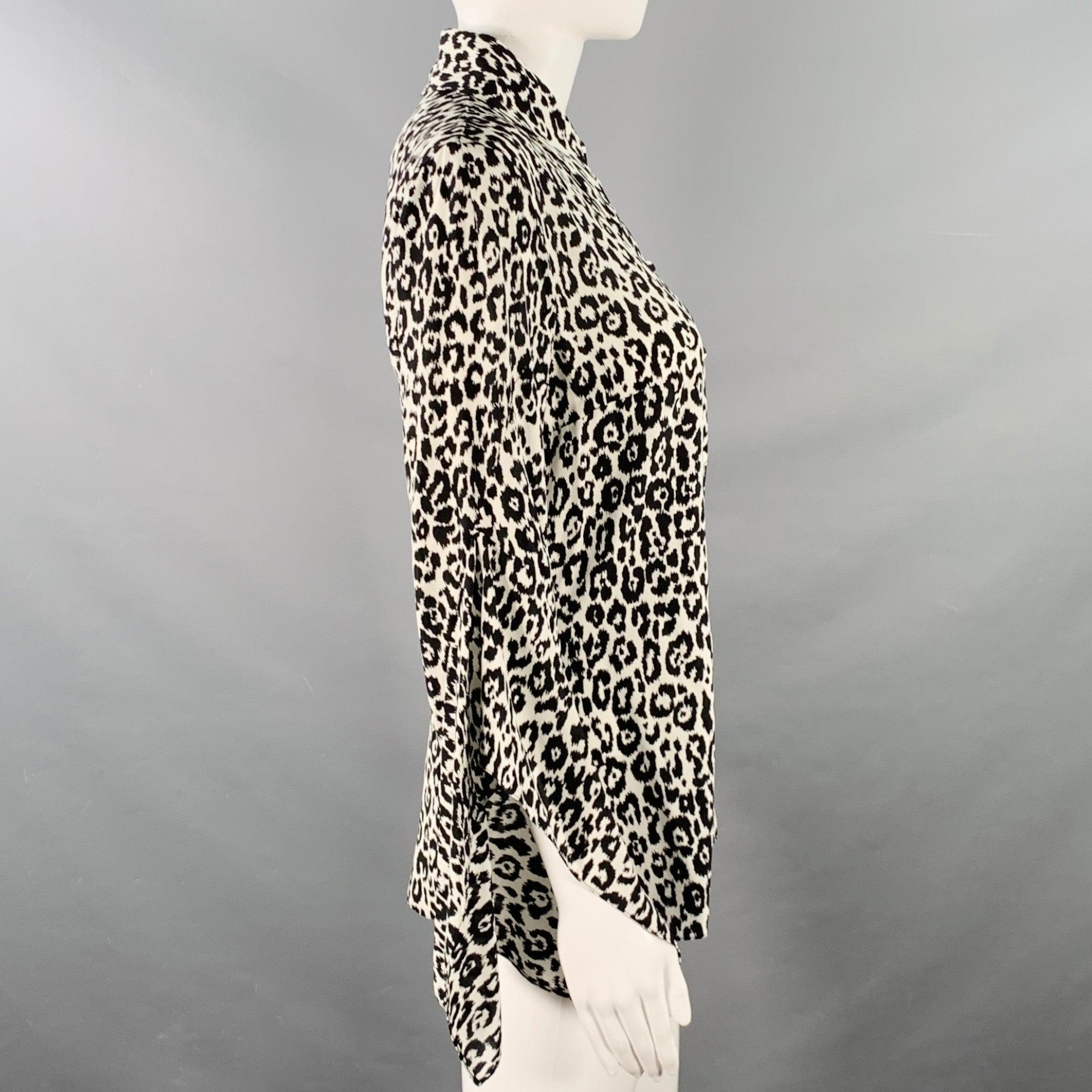 Camicetta di Michael Kors COLLECTION in seta bianca e nera con stampa animalier, maniche a farfalla e chiusura con bottoni. 

Contrassegnato:   6 

Misure: 
 
Spalla: 15,5 pollici Busto: 37 pollici Manica: 25,5 pollici Lunghezza: 26,5 pollici 
  
 