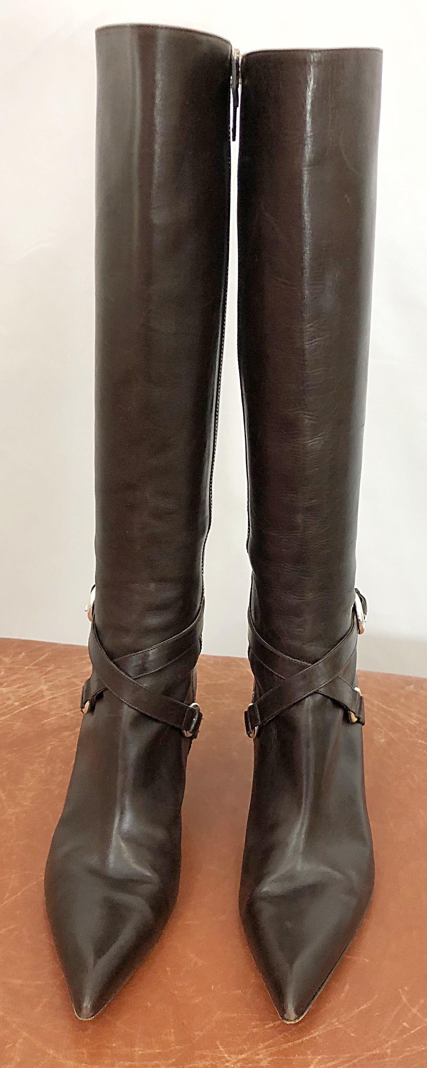 Classic MICHAEL KORS COLLECTION Size 8 chocolate brown leather knee high boots! It is so easy to find a good pair of black boots, but brown leather boots are hard to come by. Sensible high heel, with silver buckle details. Silver zipper up the inner