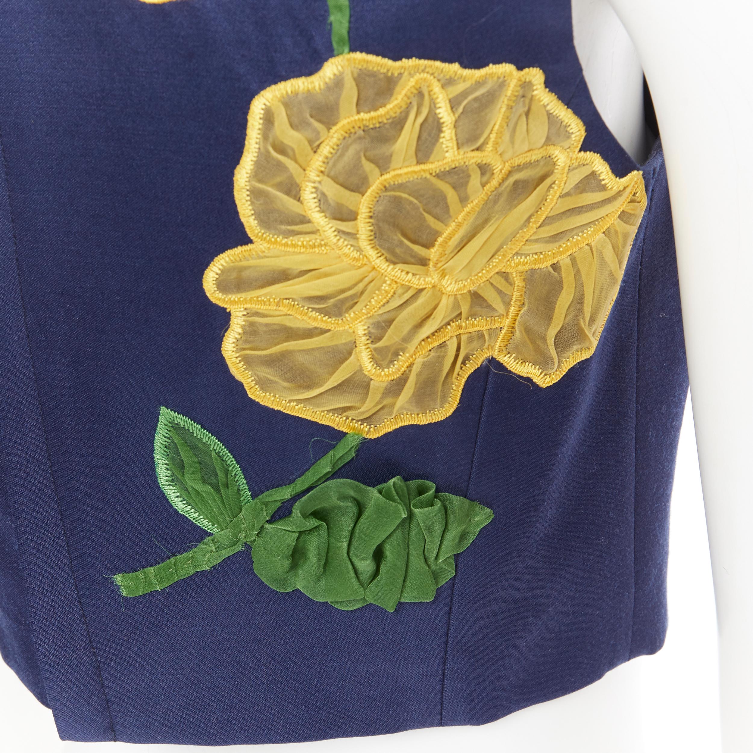 MICHAEL KORS COLLECTION wool silk navy yellow floral sleeveless cropped top US2 
Reference: LNKO/A01251 
Brand: Michael Kors 
Material: Wool 
Color: Navy 
Pattern: Floral 
Closure: Zip 
Extra Detail: Yellow floral applique. Cropped fit. Fully lined.