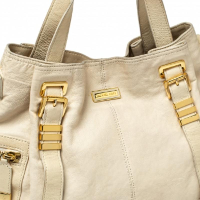 Diese cremefarbene Umhängetasche von Versace ist ein würdiger Stilbegleiter! Die aus Leder gefertigte Tasche verfügt über Außentaschen und das Markendetail auf der Vorderseite. Sie ist mit Tragegriffen an der Oberseite und einem mit Segeltuch