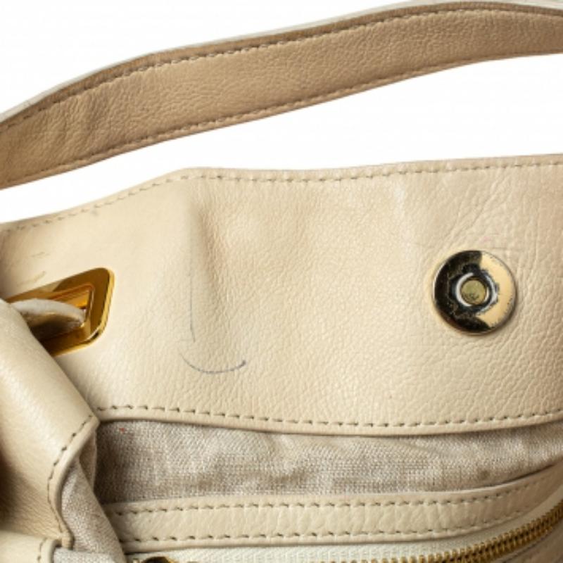 Michael Kors Cremefarbene Umhängetasche mit Lederschnalle und Seitentasche (Beige) im Angebot