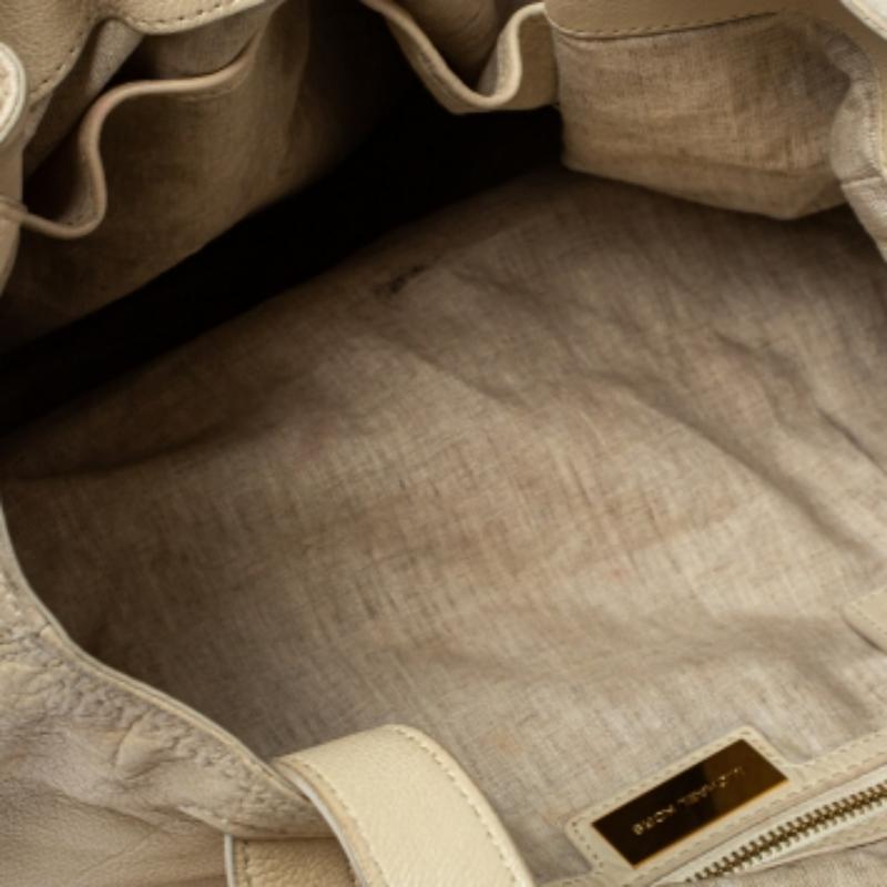 Michael Kors Cremefarbene Umhängetasche mit Lederschnalle und Seitentasche Damen im Angebot