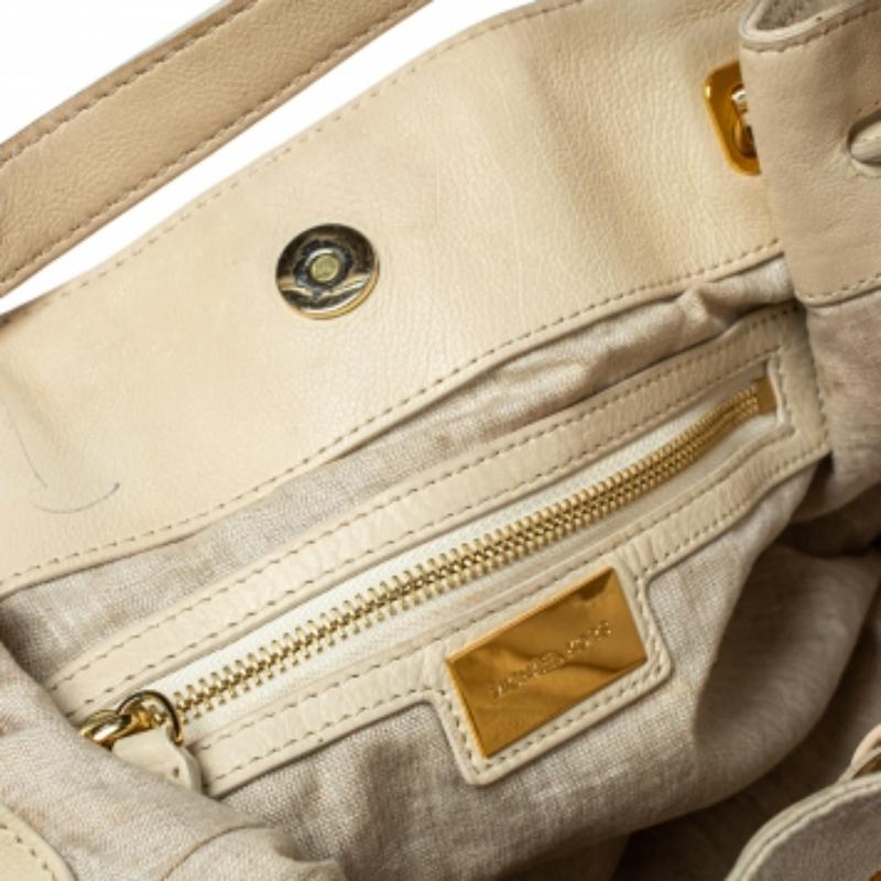 Michael Kors Cremefarbene Umhängetasche mit Lederschnalle und Seitentasche im Angebot 1