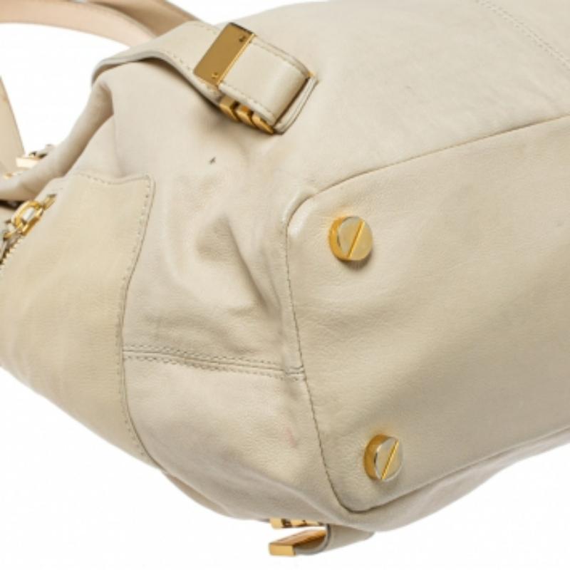 Michael Kors Cremefarbene Umhängetasche mit Lederschnalle und Seitentasche im Angebot 2